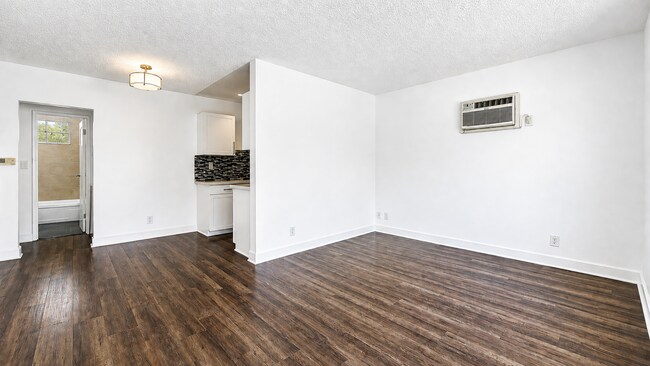 Building Photo - 319 Heliotrope Dr