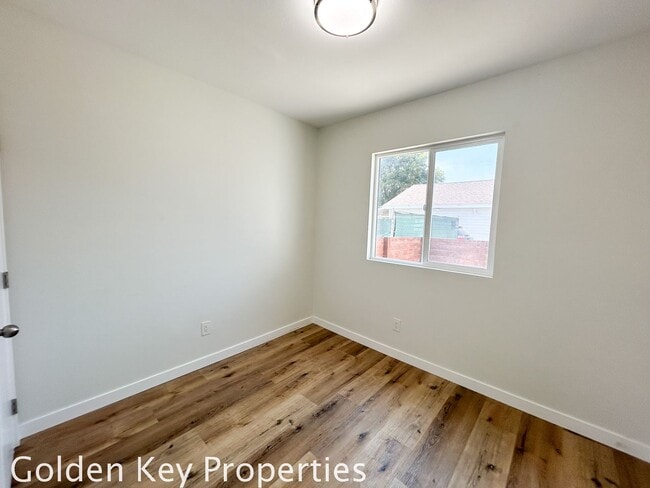 Building Photo - Welcome to your beautifully renovated single level attached home in the heart of Oceanside!