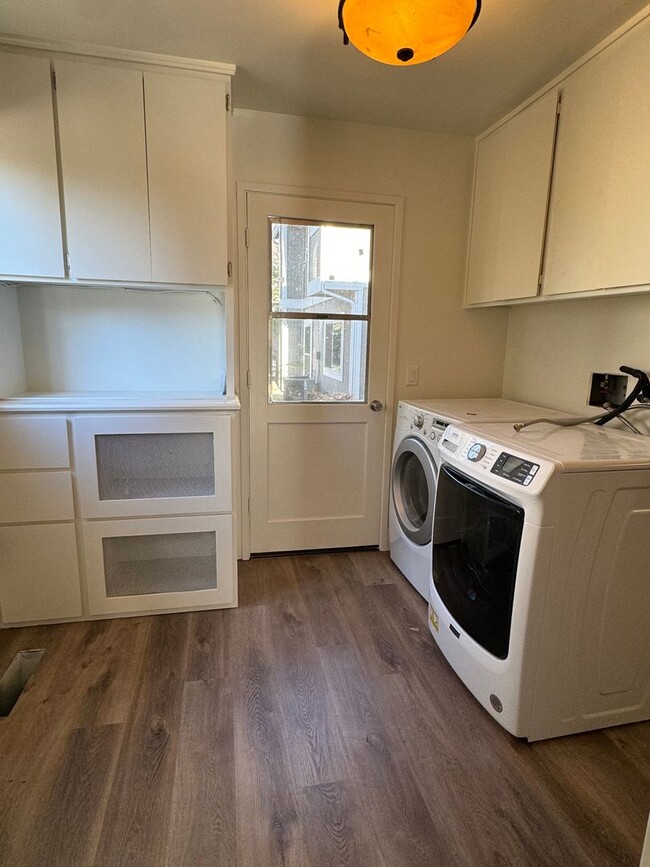 Building Photo - Lake of the pines GOLF COURSE charmer! New counters, new floor, new paint! Wonderful home!