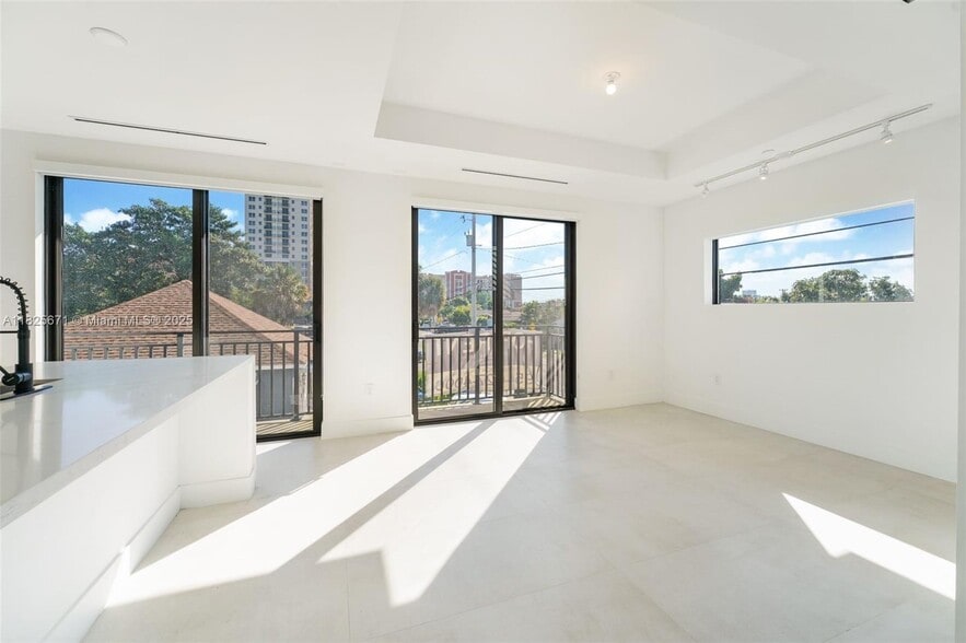 Building Photo - 3345 SW 22nd Ter