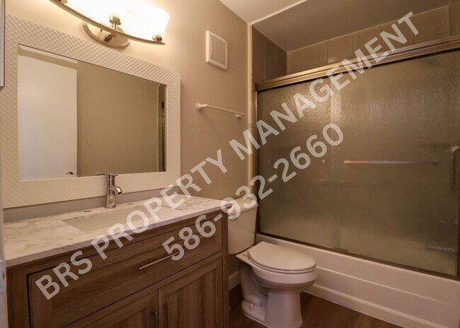 Building Photo - 3 Bedroom 1 Bathroom corner lot in Rochester Hills