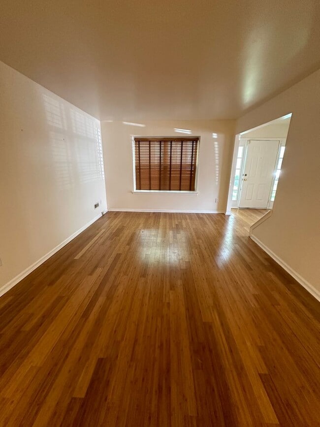 Building Photo - 3 bedroom in Essex Place