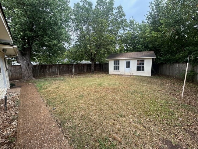 Building Photo - Cute McGregor 3 Bed