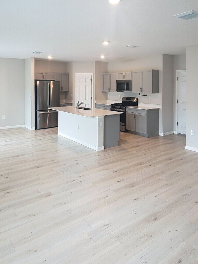 Building Photo - 12937 Camarillo Pl