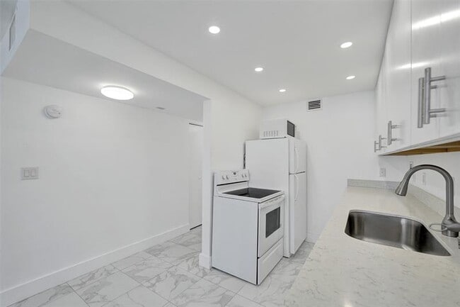 Building Photo - 3015 N Ocean Blvd