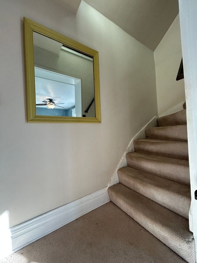 Building Photo - 424 E 10th St