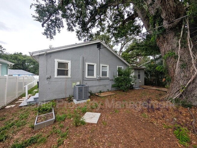 Building Photo - 1013 20th Ave S