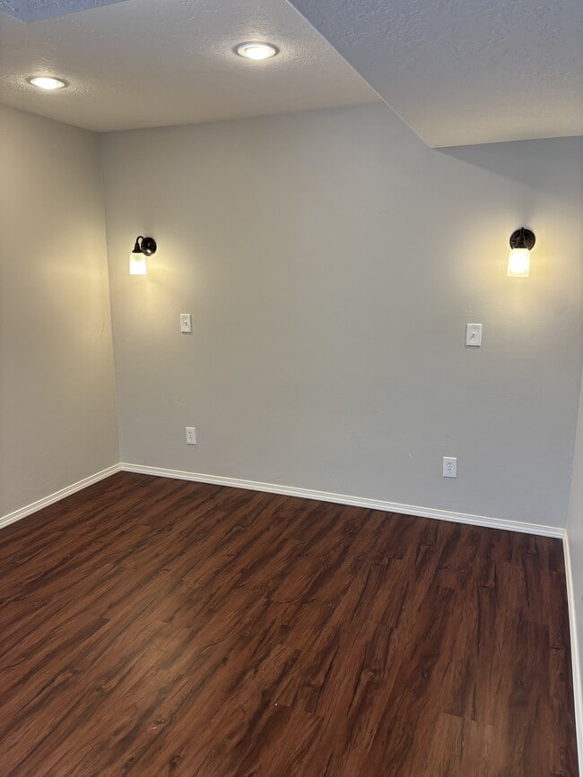 Building Photo - 2075 Mary Dr