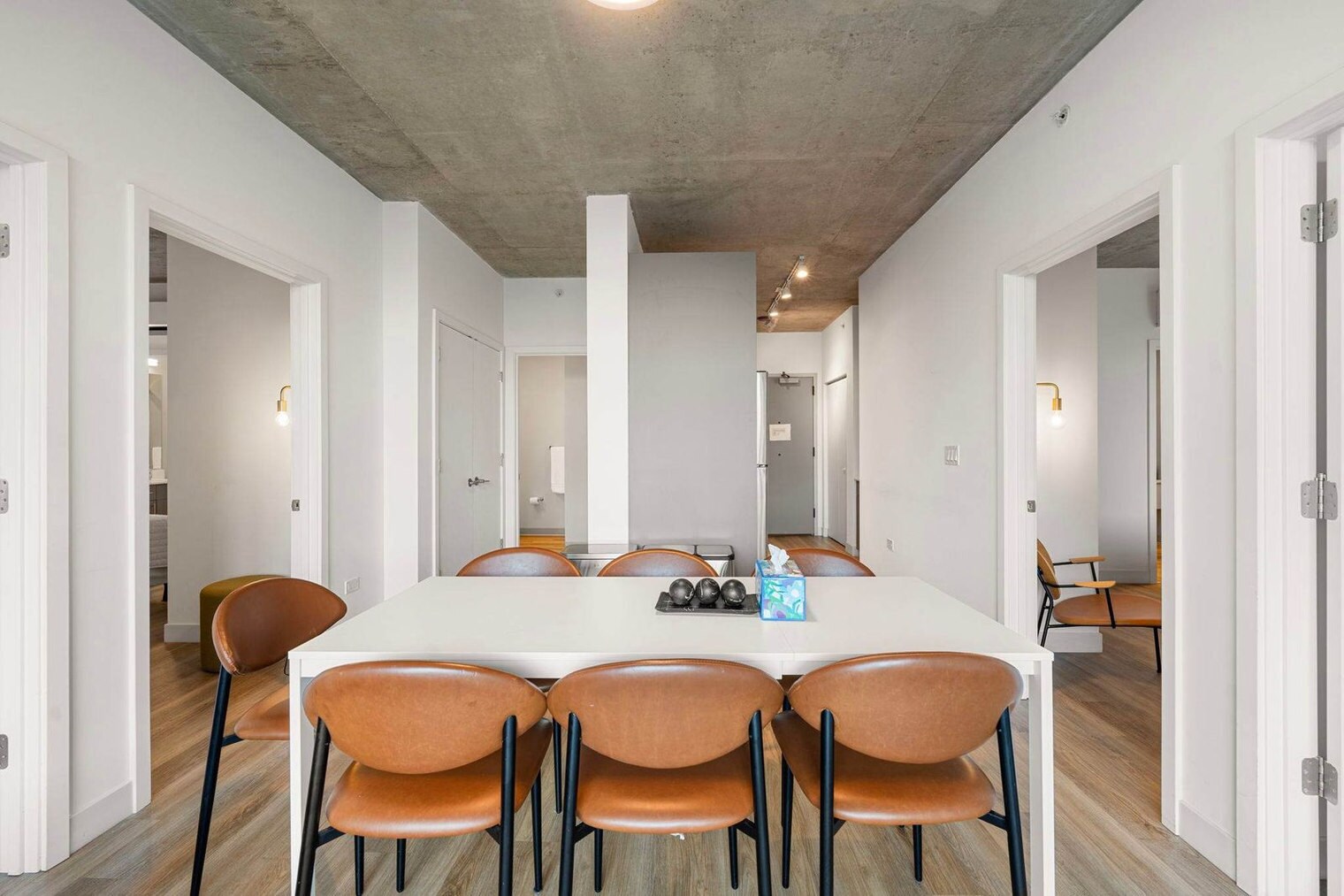 Building Photo - 853 W Blackhawk St