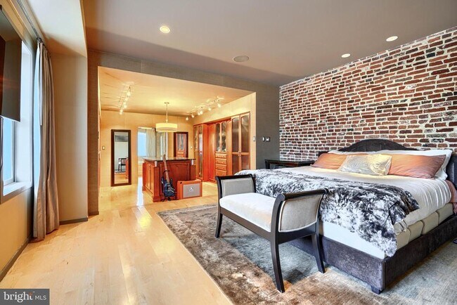 Building Photo - 1301 Hull St