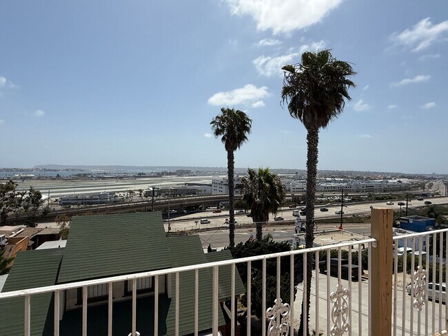 Building Photo - Beautiful 2 bedroom 1 bathroom upstairs ap...