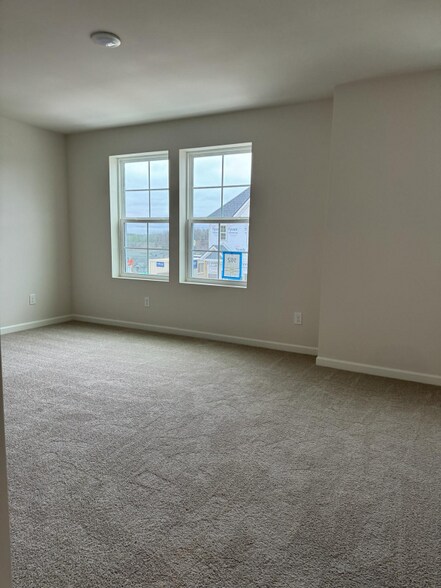 Building Photo - 5074 Dayflower Dr