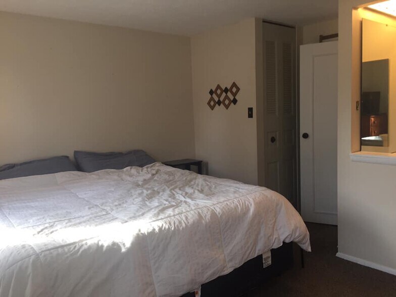 Building Photo - 6206 Patrick Henry Dr