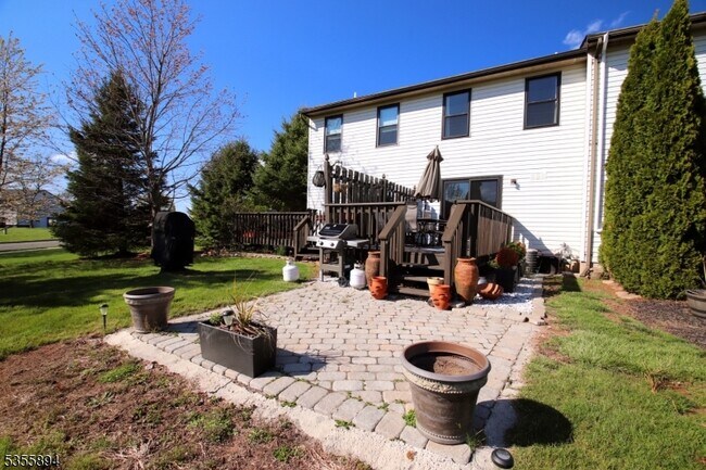 Building Photo - 829 Poplar Ct