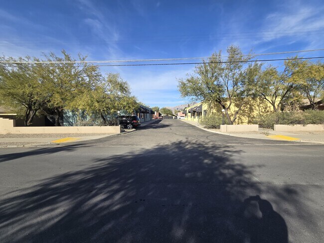 Building Photo - 3331 E Bermuda St