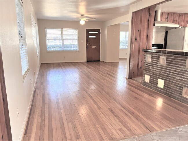Building Photo - 1519 Johanna Dr