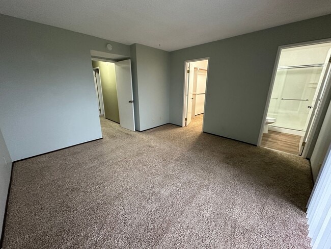 Building Photo - Three bedroom Clearview Circle Condo!