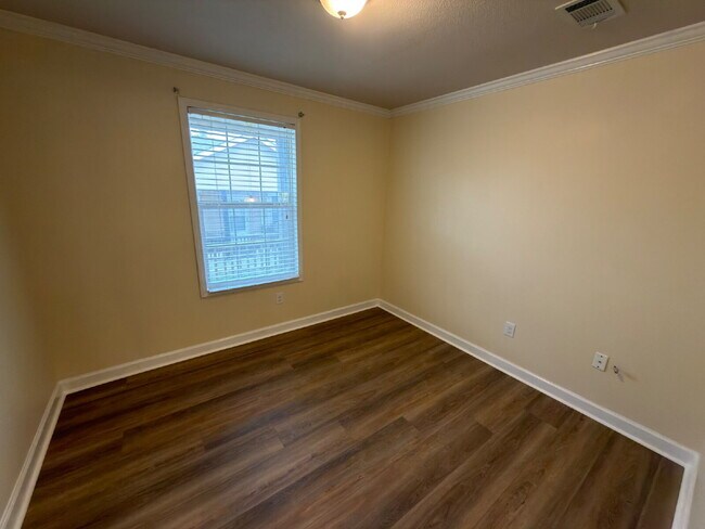Building Photo - Three bedroom duplex close to Canyon Lake Highschool