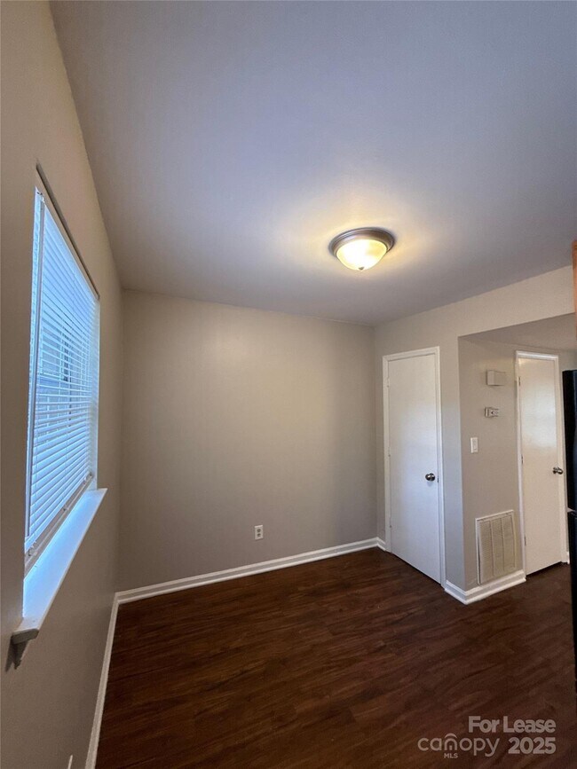 Building Photo - 409 Hawley Ave