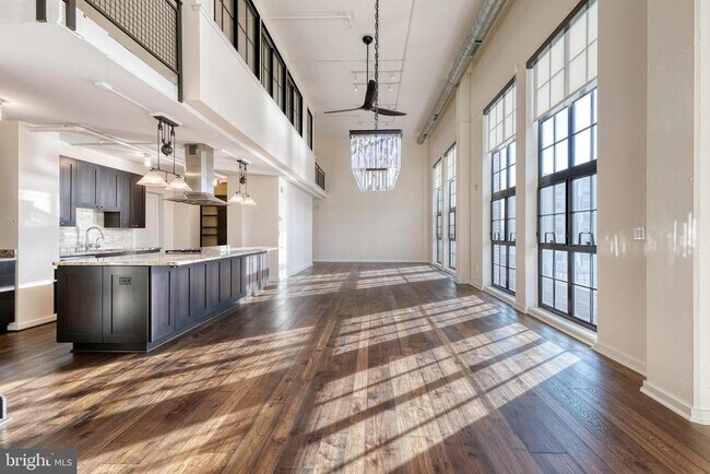 Building Photo - 1220 Bank St