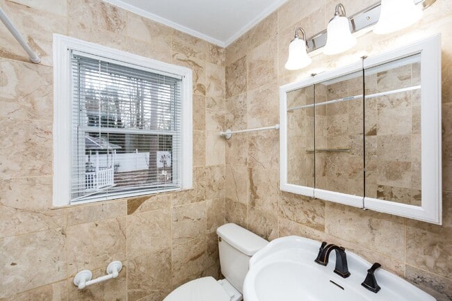 Building Photo - "Charming 3-Bedroom Retreat with Gleaming Hardwood Floors in Westerly Hills!"