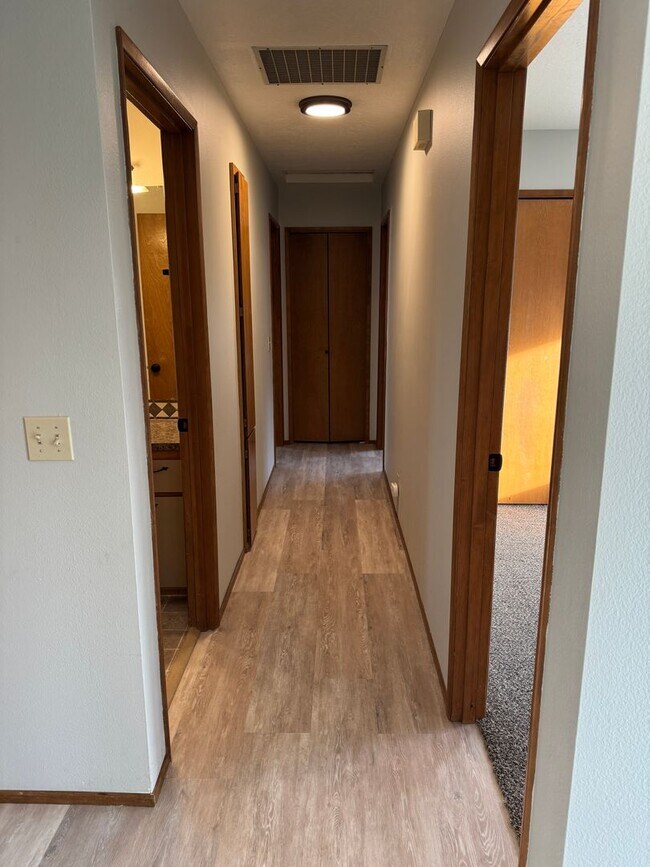 Building Photo - Beautifully updated 3 bedroom, 2 bath house in Eugene!