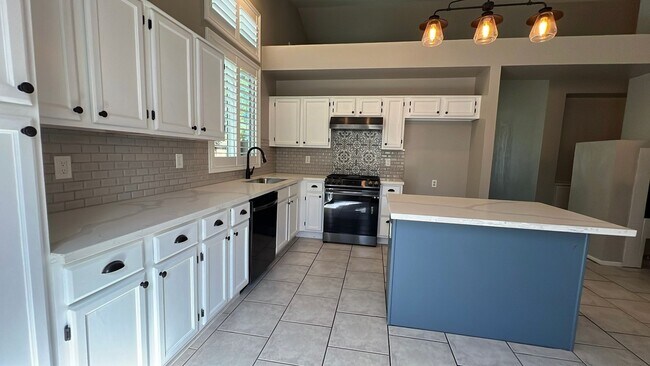 Building Photo - West Palmdale Home