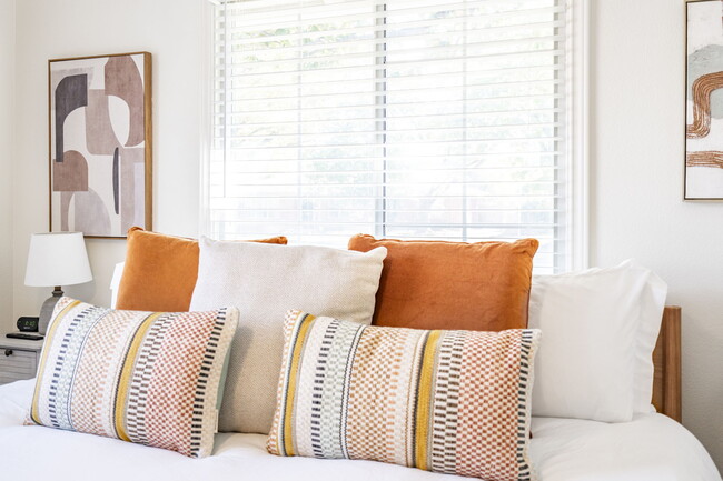 Building Photo - 6501 Ravendale Ln