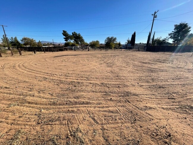 Building Photo - Apple Valley Home 4 Bedrooms, 2 Bathrooms,...