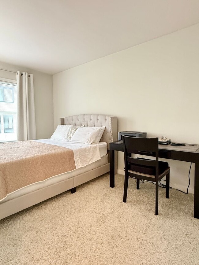 Building Photo - Modern Comfort in Sought-After Gaithersburg