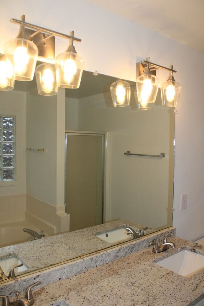 Building Photo - 3 Bedroom 2 Bath W/Bonus South Augusta!