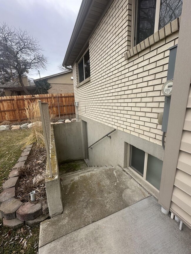 Building Photo - Cute country home available!