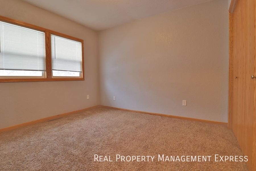 Building Photo - 3 Bedroom Duplex in Eastern Sioux Falls!