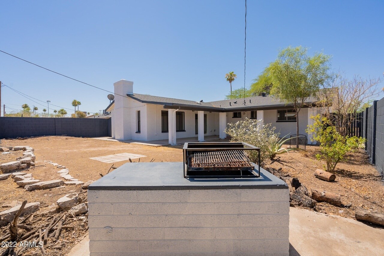 Building Photo - 822 W 18th St