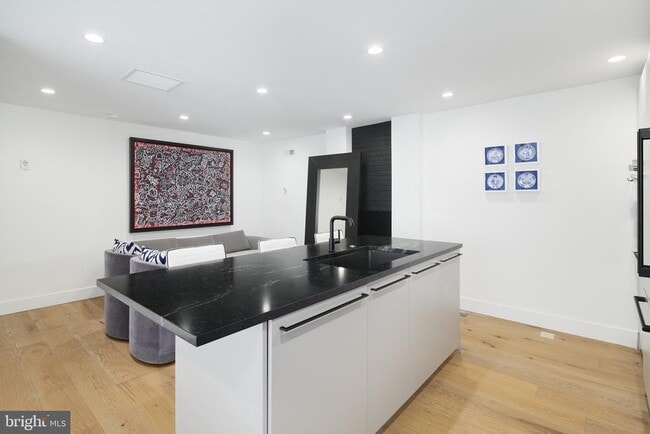 Building Photo - 1126 Lombard St