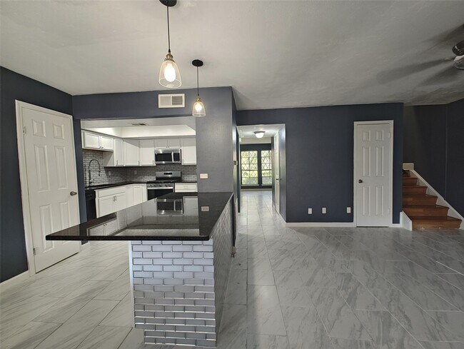 Building Photo - 2252 Shadowdale Dr