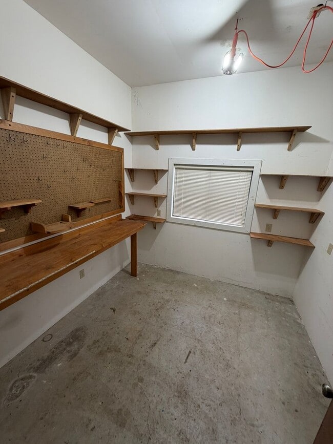 Building Photo - 3 Bedroom with a View!