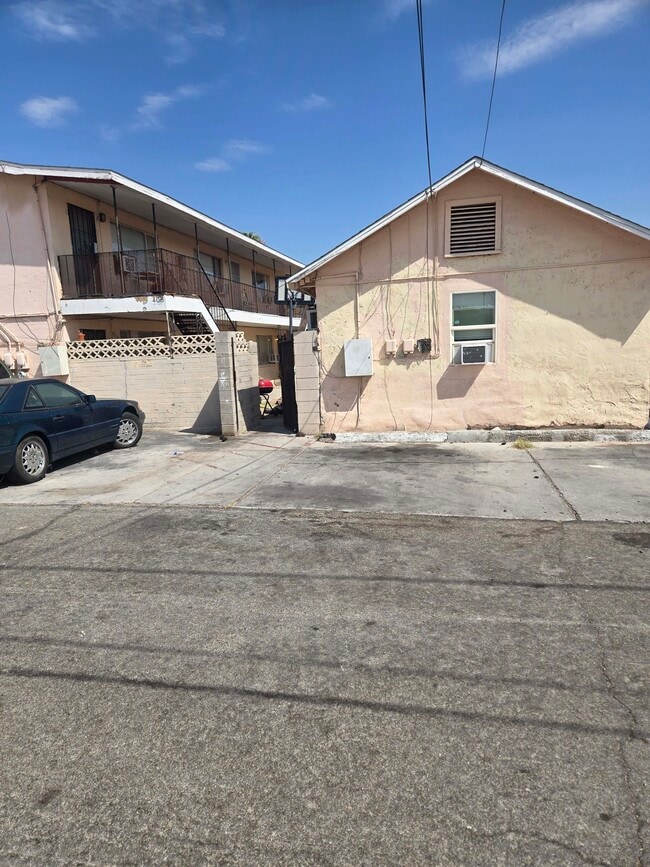 Building Photo - 413 W Van Buren Ave