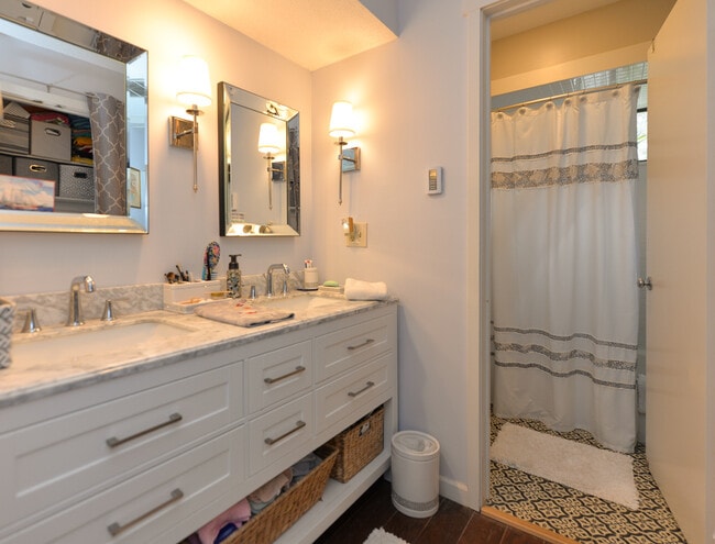 Building Photo - 911 Heritage Vlg