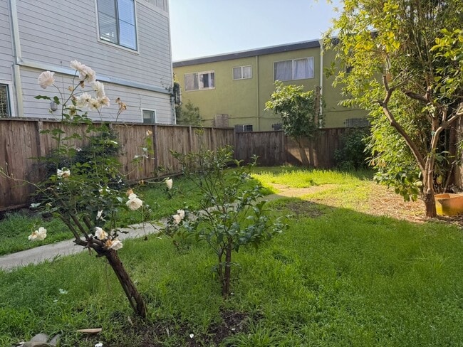 Building Photo - Cozy 2+bdrm/1 bath home w/a huge basement, washer/dryer, & off street pkg, space in the heart of ...