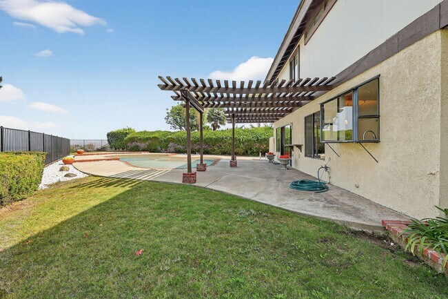 Building Photo - 5BR; 3BA Pool Home with Stunning Views in ...