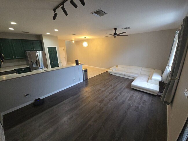 Building Photo - Modern 3 Bedroom 2.5 Bath in Gibsonton