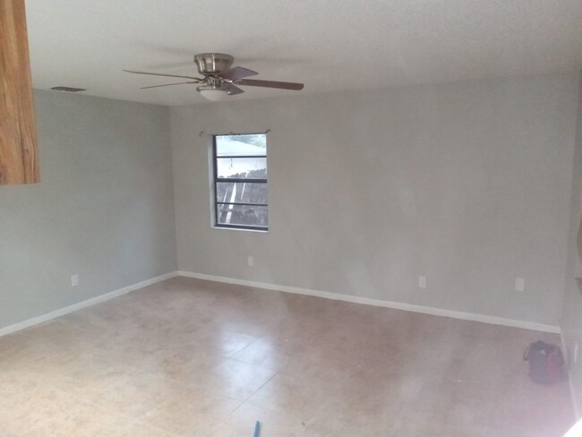 Building Photo - Move-In Ready 2BR/2BA Home with Modern Upd...