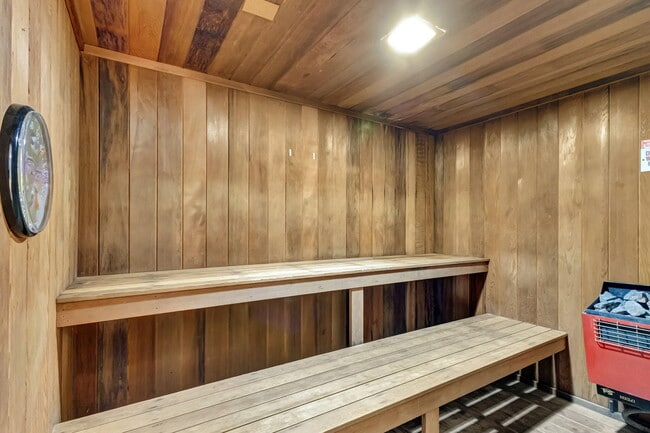 Building Photo - 3640 N Ocean Dr