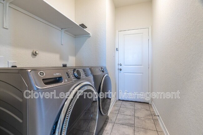 Building Photo - 308 Rustic Springs