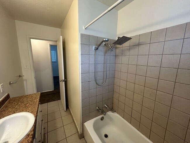 Building Photo - 3 Bed/1.5 Bath in a Cul-de-sac by Universi...