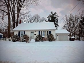 Building Photo - Three Bedroom Home in Marshall