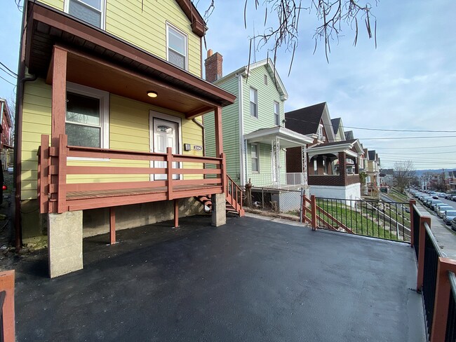 Great place to hang out on those beautiful summer days - 2354 Victor St