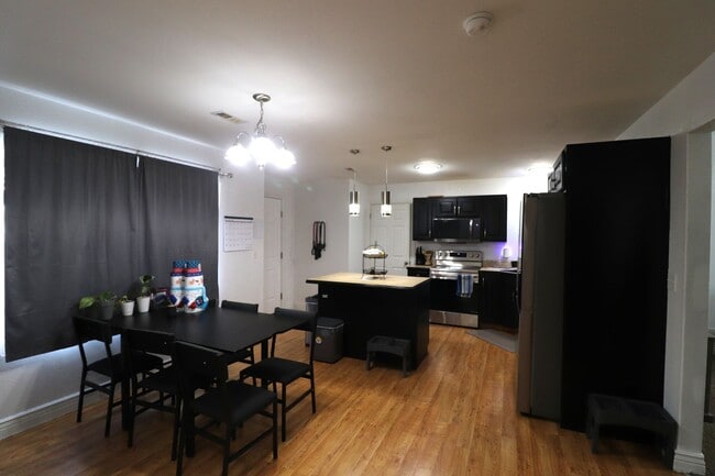 Building Photo - Spacious home for rent!