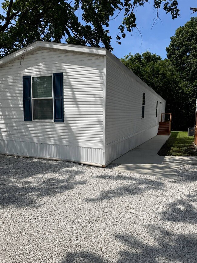 Building Photo - 216 Circle Dr